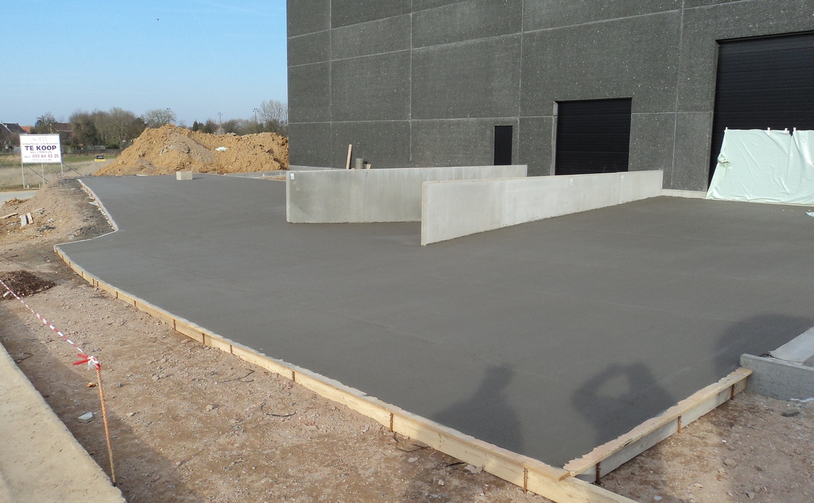 Aanleg oprit industriegebouw