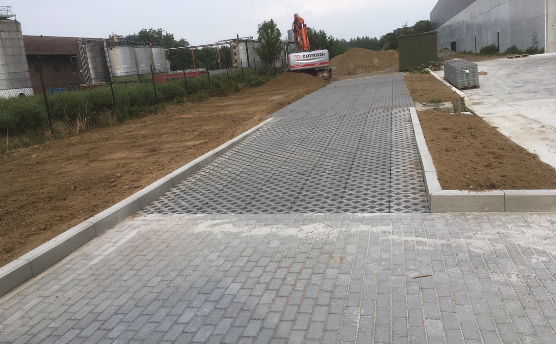 Omgevingsaanleg rond industriegebouw