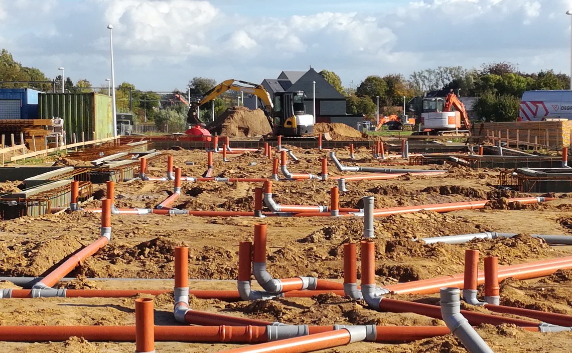 Funderings-en rioleringswerken voor 50 vloerplaten